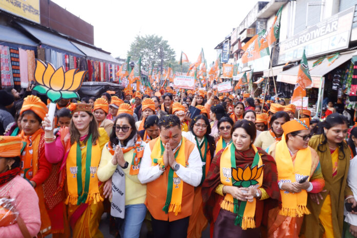 राष्ट्रीय महासचिव दीप्ति रावत के नेतृत्व में मेयर प्रत्याशी और पार्षद प्रत्याशियों के समर्थन में एक विशाल रैली निकाली