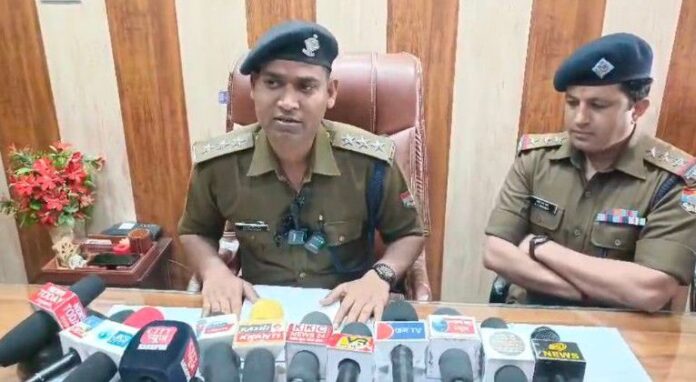 खून से सनी सच्चाई का खुलासा करते सीओ दीपक कुमार