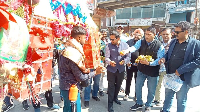तपती धूप में सेवा का साया – जब पत्रकार बने कांवरियों के रहनुमा