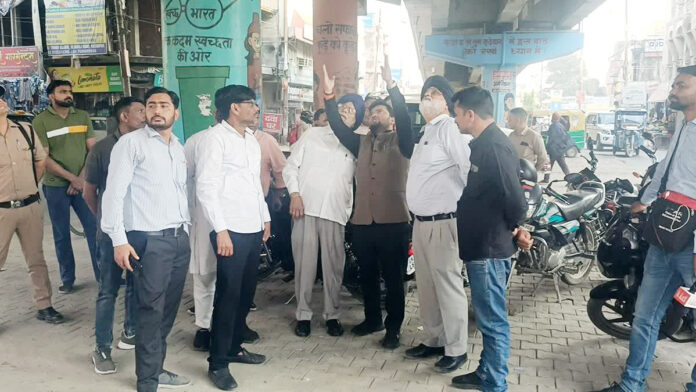 सिर्फ एक साल में ही फ्लाईओवर जर्जर, मलबा गिरने लगा!