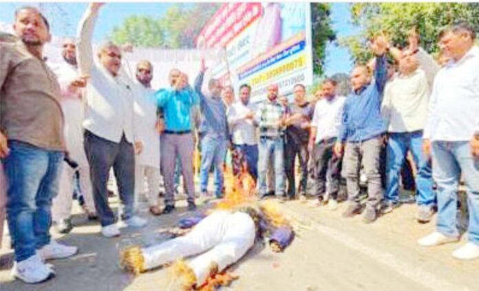 हमें इलाज चाहिए, न कि रेफर की सौगात