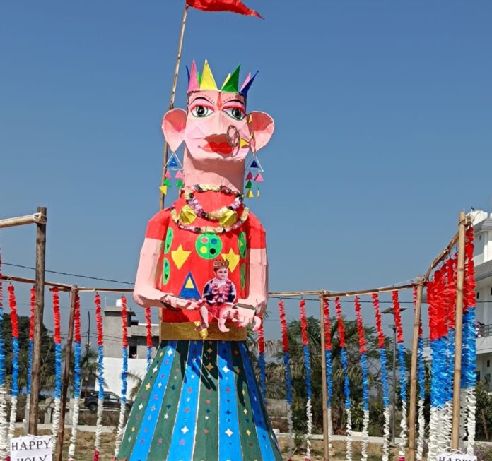 बांस से सजी होलिका, होली का जश्न बना यादगार