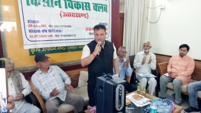 किसानों के बीच महापौर दीपक बाली, सम्मान में फूलों की वर्षा