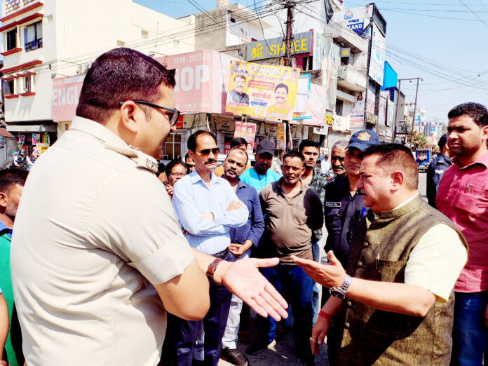 महापौर दीपक बाली बैरियर को हटवाते हुये