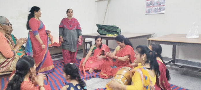 भक्ति में लीन भक्तों ने मां दुर्गा के चरणों में समर्पण किया।