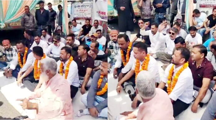 अस्पताल बचाने की जंग, जनता और नेता एक साथ खड़े