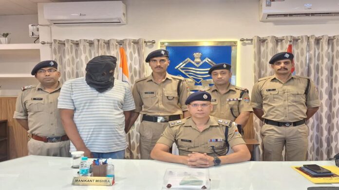 स्मैक और लकड़ी के साथ आरोपियों की गिरफ्तारी तस्वीर
