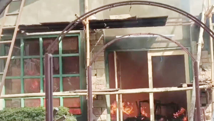 आग की लपटों में घिरा रिसॉर्ट, मची अफरा-तफरी