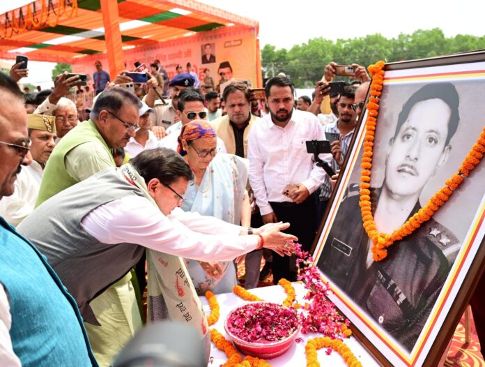 शहीदों को सलामी देते हुए भावुक नजर आए मुख्यमंत्री धामी