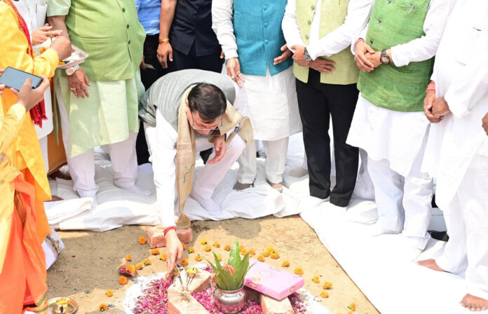 ध्वज के नीचे उमड़ी देशभक्ति, गर्व से भरा हर दिल।