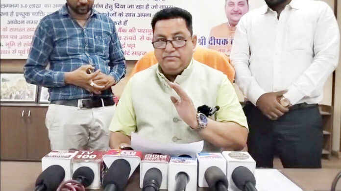 महापौर दीपक बाली ने दिलाया गरीबों को मकान का हक