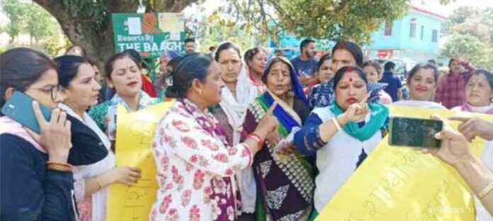 गाँव की संस्कृति की रक्षा के लिए महिलाएं मैदान में