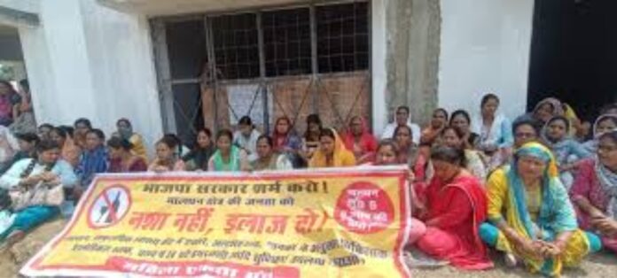 शराब के खिलाफ सड़क पर उतरी मालधन की जनता