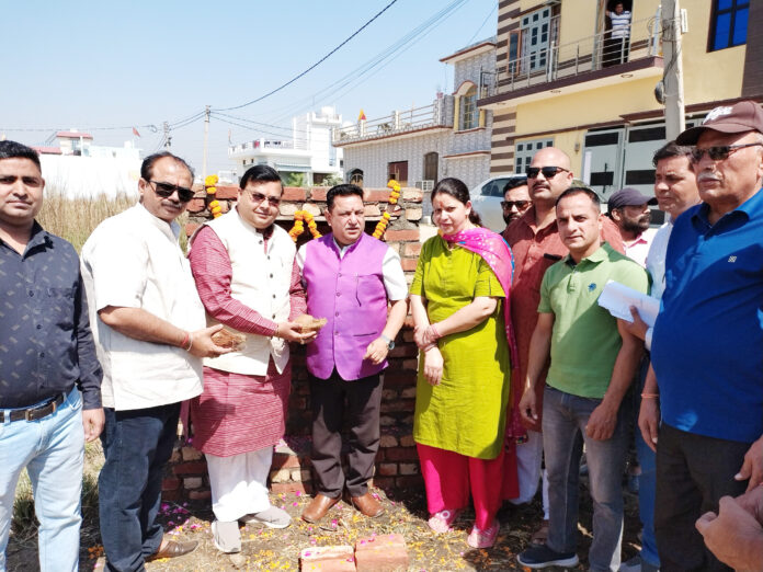 महापौर दीपक बाली ने काशीपुर के विकास को नई गति दी, 81 लाख की लागत से सड़कों के निर्माण का शिलान्यास, नागरिकों ने जताया आभार।