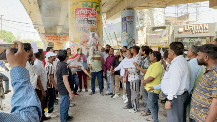 सफाई कर्मचारियों का गुस्सा फूटा, सड़कों पर जोरदार प्रदर्शन