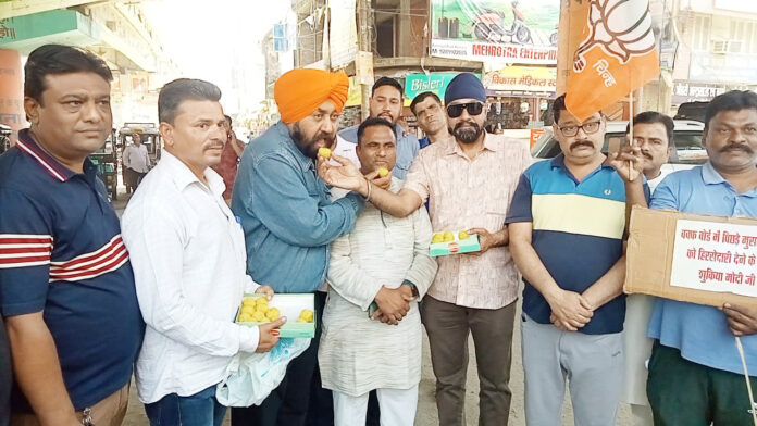 मोदी सरकार के समर्थन में गूंजे नारे, मिष्ठान वितरण से उत्सव