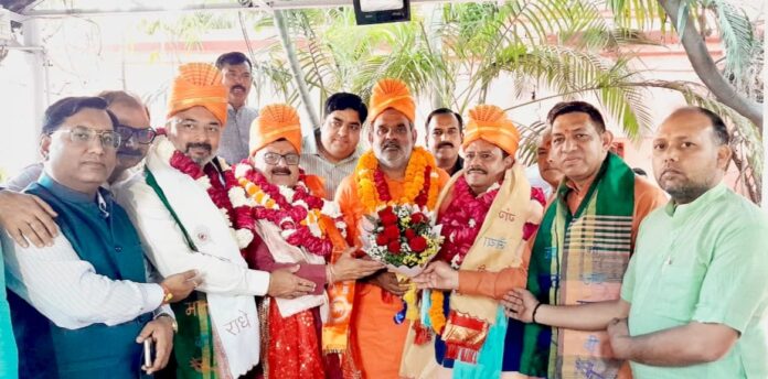 स्वामी यतीश्वरानंद के नेतृत्व में दर्जाधारियों का भव्य स्वागत