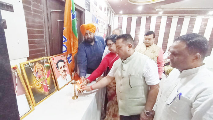भाजपा स्थापना दिवस दीप प्रज्वलन से हुई शुरुआत