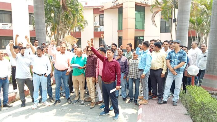 तानाशाही के खिलाफ एकजुट हुए गन्ना विभाग के कर्मी