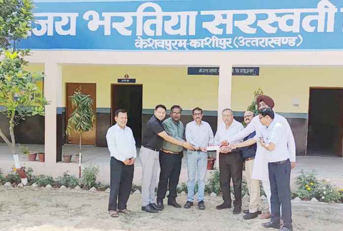 आईजीएल अधिकारियों ने स्कूल को सौंपा शिक्षा सहयोग का चेक।