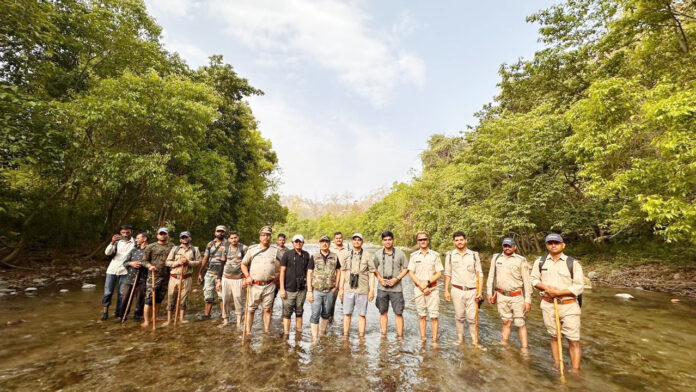 दुर्गम जंगलों में पैदल गश्त करते वन संरक्षक और अधिकारी