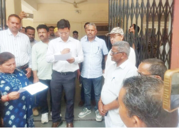 जनता का उबाल प्रशासन के खिलाफ सड़कों पर उतरा आक्रोश