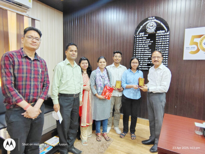 विजेताओं को सम्मानित करते प्राचार्य और उत्साहित प्रतिभागी छात्र
