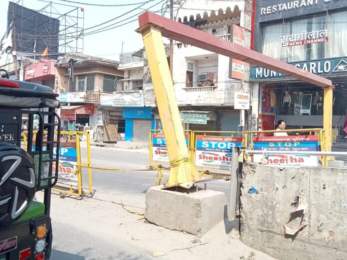फ्लाईओवर पर खड़ी मुसीबत, प्रशासन की चुप्पी बनी संकट।