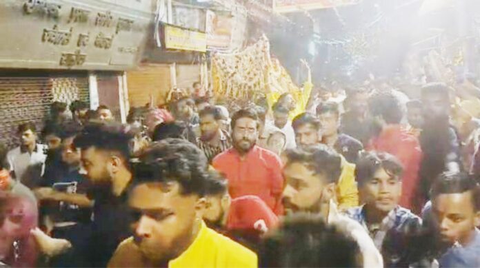 गूंजे ढोल नगाड़े, भक्तों संग चली मां की पालकी