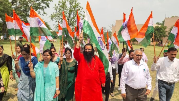 तिरंगा थामे छात्रों की हुंकार, देशभक्ति की चमकदार तस्वीर