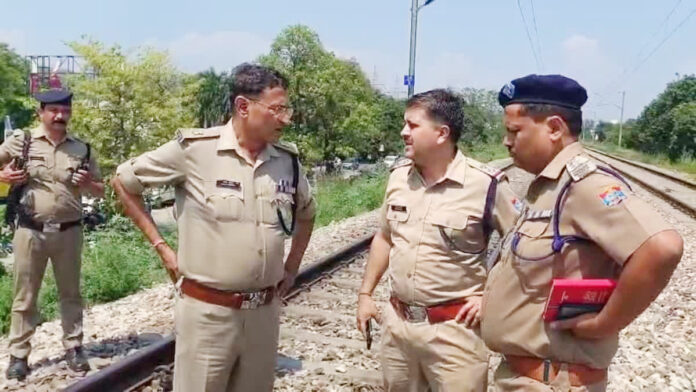 लहू में डूबे ट्रैक पर बिखरे खामोश सवाल