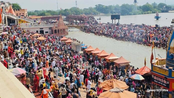 आस्था, श्रद्धा और उल्लास का संगम, हरिद्वार में भक्तिमय दृश्य।