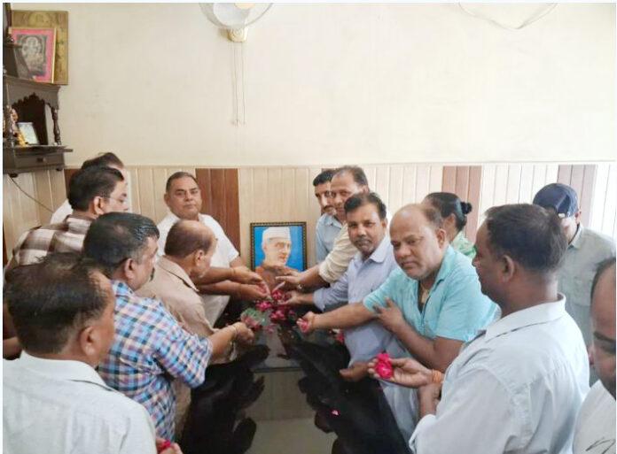 नेहरू जी को भावपूर्ण श्रद्धांजलि अर्पित करते विचार मंच के सदस्य