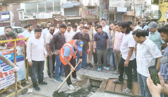 महापौर दीपक बाली सड़कों की सफाई में जुटे अधिकारी साथ।