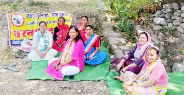 महिलाओं की एकजुटता, शराब ठेके के खिलाफ मजबूत विरोध।