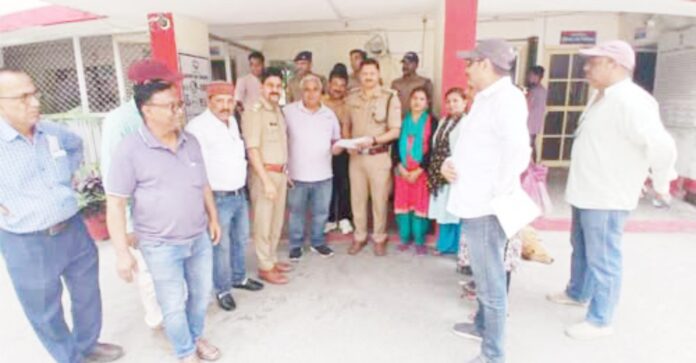 जन संगठनों ने शासन को ज्ञापन भेजकर कार्रवाई की मांग की।