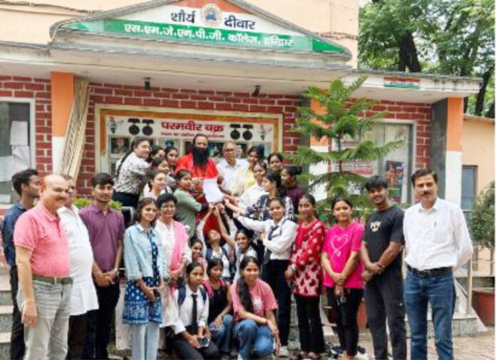 देशभक्ति की लहर, युवा तैयार हैं बॉर्डर पर जाने को।