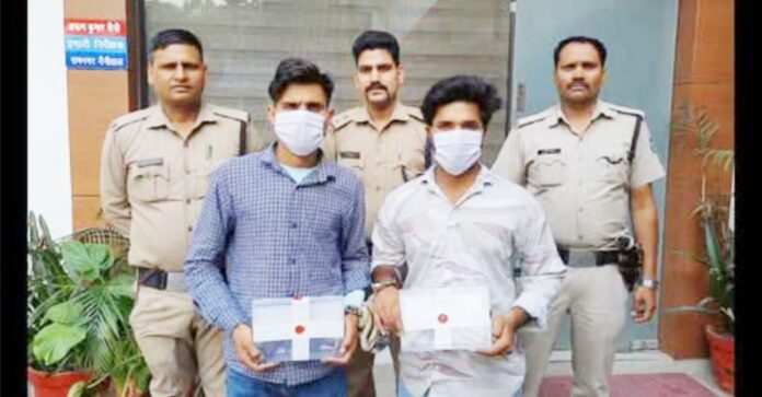 अवैध हथियारों के साथ दो युवकों की गिरफ्तारी, पुलिस की बड़ी कार्रवाई।