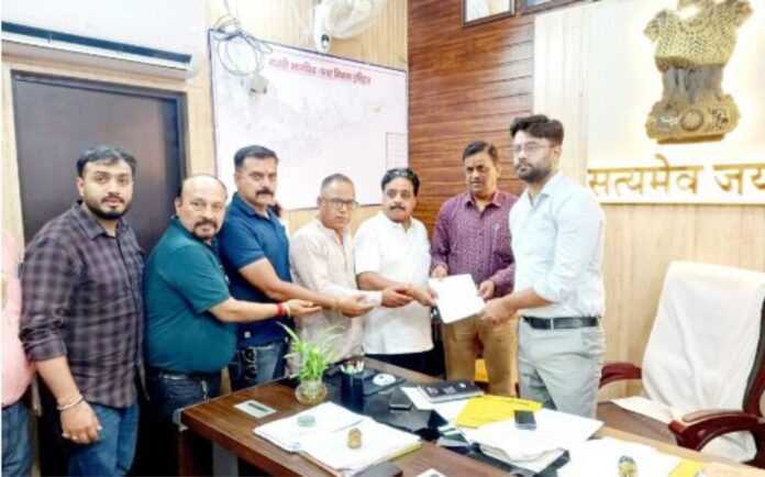 व्यापारियों ने समस्याओं को लेकर मुख्य नगर आयुक्त को सौंपा ज्ञापन।