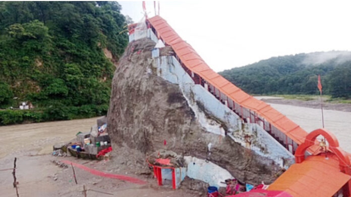 गर्जिया मंदिर का आस्था भरा दृश्य, सुरक्षा की नई शुरुआत।