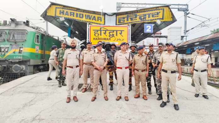 हरिद्वार स्टेशन पर सुरक्षा जांच में जुटी पुलिस टीम