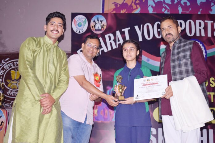 विजेताओं को सम्मानित करते तारा चन्द्र घिल्डियाल