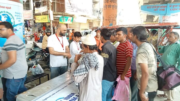 ठंडी बोतल थामे मुस्कुराते चेहरे, इंसानियत की जीत