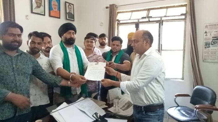 सोलर घोटाले के खिलाफ भड़के किसान, गरजे ब्लॉक परिसर में