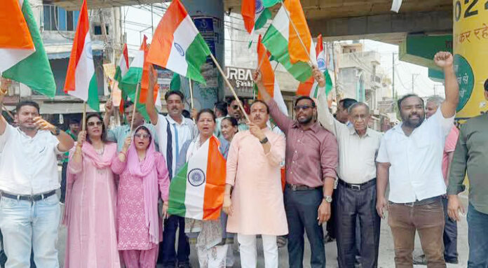तिरंगे संग उठे कदम, गूंजा देशभक्ति का जुनून।