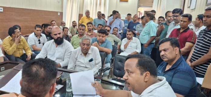 महापौर दीपक बाली से मिले व्यापारी, मांगी सख्त कार्रवाई