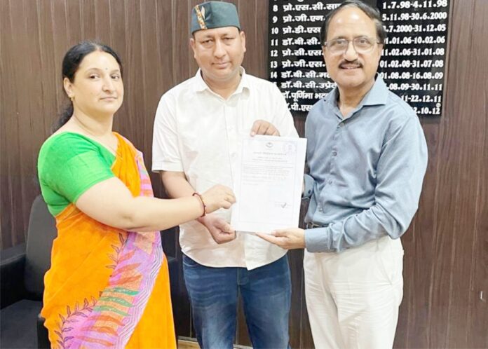 समिति के अध्यक्ष गणेश रावत ने प्रमाणपत्र सौंपते हुँये
