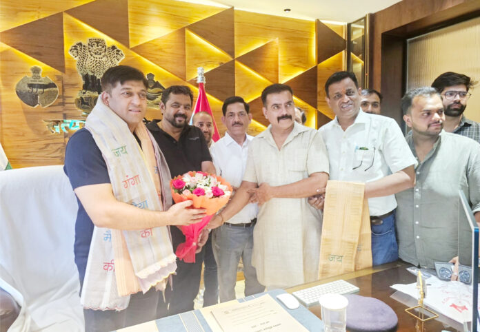 पुलिस को सम्मानित करते व्यापारियों का जोशीला उत्साह