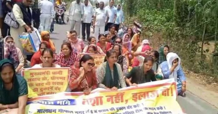 ताले में बंद ठेका, जंग में जीती नारी शक्ति