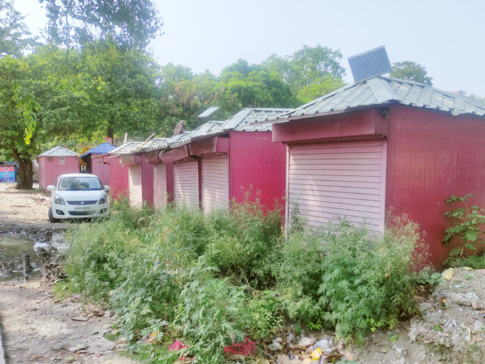 खोखों के साथ टूटे सपने, बिखरी उम्मीदों की तस्वीर